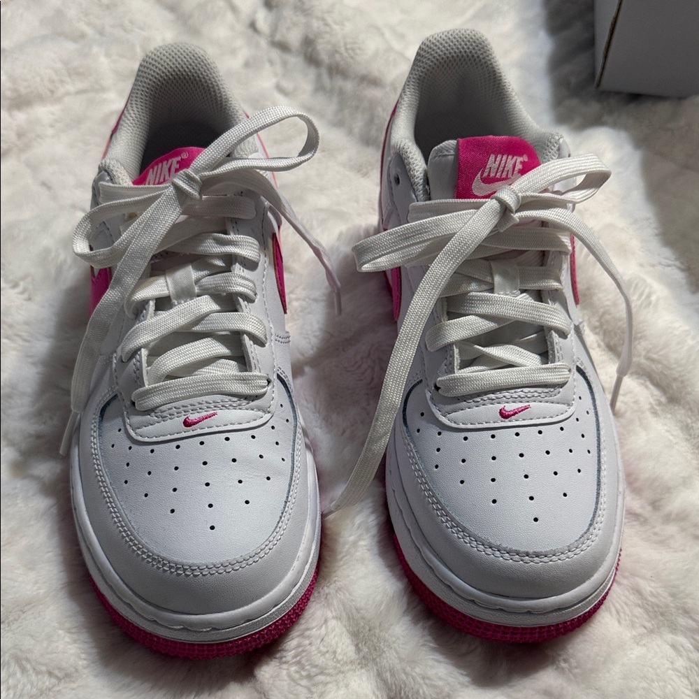 Nike White and Pink Athletic Shoes - Picture 2 of 6